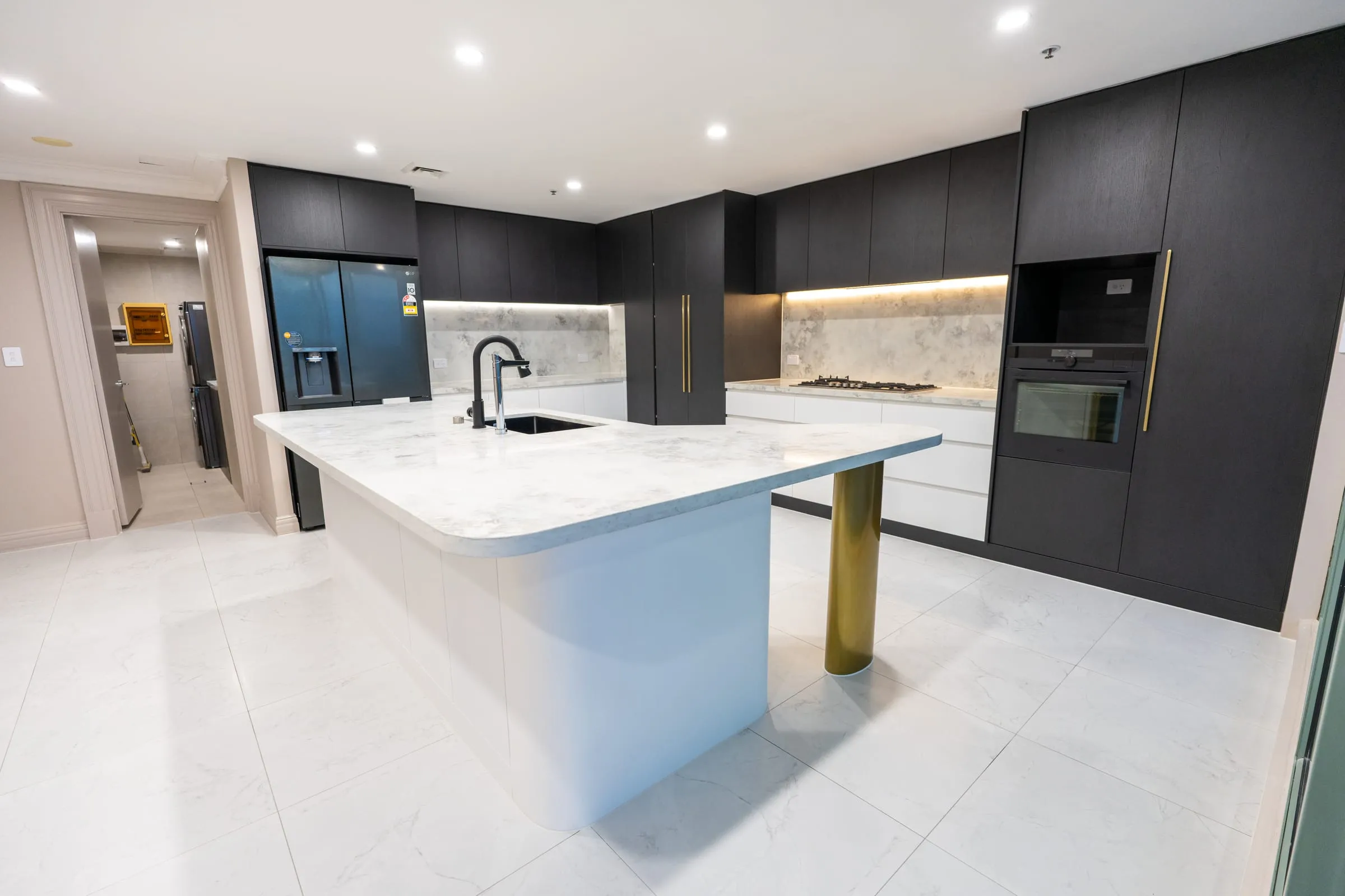 Apartment — Market City, photo 3 of 7